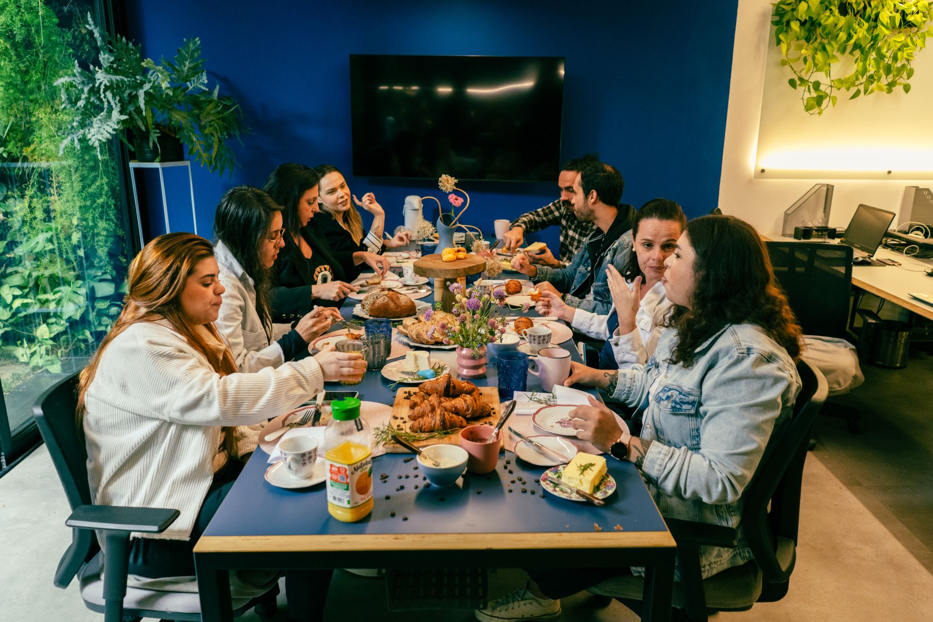 Desde julho de 2023, a Unilever Food Solutions confiou à Abby um desafio saboroso: conquistar o público de gastronomia profissional nas redes sociais e transformar seus perfis em pontos de encontro para chefs, cozinheiros e donos de restaurantes. A Unilever Food Solutions (UFS) é referência no setor de Food Service. É ela quem leva para cozinhas profissionais marcas amadas pelos brasileiros, como Hellmann’s, Knorr, Maisena, além de Purê de Batata, Molho de Tomate e Mousse de Chocolate em pó. Além de oferecer ingredientes essenciais, a UFS vai além: presta consultoria e treinamentos sobre precificação, controle de estoque e elaboração de cardápios, tudo para ajudar empreendedores a gerir seus negócios com mais eficiência e sabor. Mas havia um desafio: como falar com o público certo nas redes sociais? Postar receitas e dicas de cozinha sem uma estratégia de conteúdo pode atrair o consumidor final, e não o verdadeiro alvo, que são os profissionais da cozinha. Foi aí que a Abby entrou em cena, criando territórios de conteúdo pensados especialmente para esse público: temas que inspiram, organizam e ajudam a profissionalizar na rotina da cozinha.