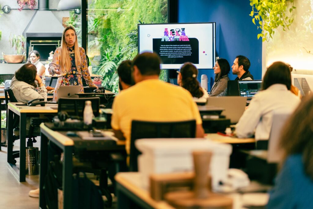 O que é marketing de conteúdo e por que sua marca precisa dele No mundo digital, apenas divulgar produtos não basta. Consumidores buscam valor, informação e experiências — e sua estratégia de marketing digital precisa acompanhar isso. O marketing de conteúdo é a ferramenta que permite conectar sua marca com o público certo de forma relevante e duradoura com a Agência Abby de Marketing de Conteúdo.