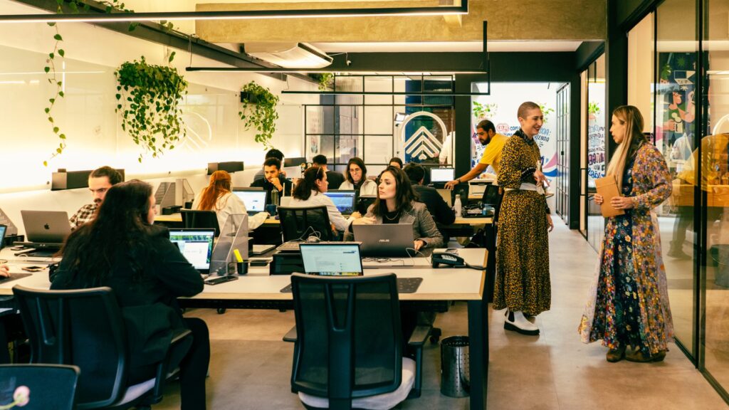 As 5 ferramentas essenciais para inspirar sua estratégia de marketing digital em 2026
No dinâmico universo do marketing digital, não basta apenas "estar presente". É preciso organização, visão de futuro e agilidade para se destacar. A diferença entre uma marca que apenas publica e uma que realmente engaja, converte e cria uma comunidade está no uso estratégico das ferramentas certas.
Não estamos falando apenas de softwares ou plataformas, mas sim de processos e pilares de atuação que sustentam qualquer operação de sucesso.
Listamos 5 caminhos essenciais de marketing digital que toda estratégia deve ter, usando como exemplo a expertise da Abby.