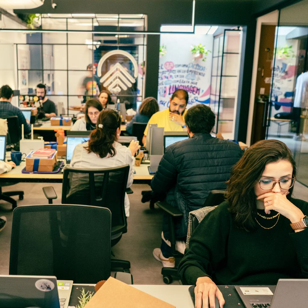 Planejamento Anual de Comunicação Interna: Como transformar o "calendário de datas" em uma estratégia de impacto. Se você trabalha com Comunicação Interna ou RH em uma multinacional, Enterprise ou até mesmo em uma Startup, conhece bem o ritual: chega o último trimestre e a pressão pelo "Planejamento Anual" bate à porta. O problema? Na maioria das vezes, esse documento vira um calendário de datas comemorativas gourmetizado, cheio de boas intenções que morrem no primeiro e-mail não lido de fevereiro. Em grandes empresas, onde o ruído é constante e a atenção é o recurso mais escasso, planejar a comunicação interna exige uma camada extra de inteligência. Não se trata apenas de "o que" dizer, mas de como criar uma narrativa que sustente a cultura da companhia pelos próximos 12 meses.